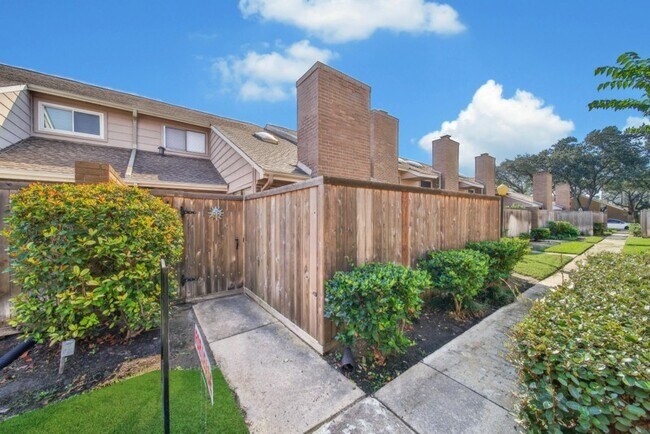 Building Photo - 13954 Hollowgreen Dr