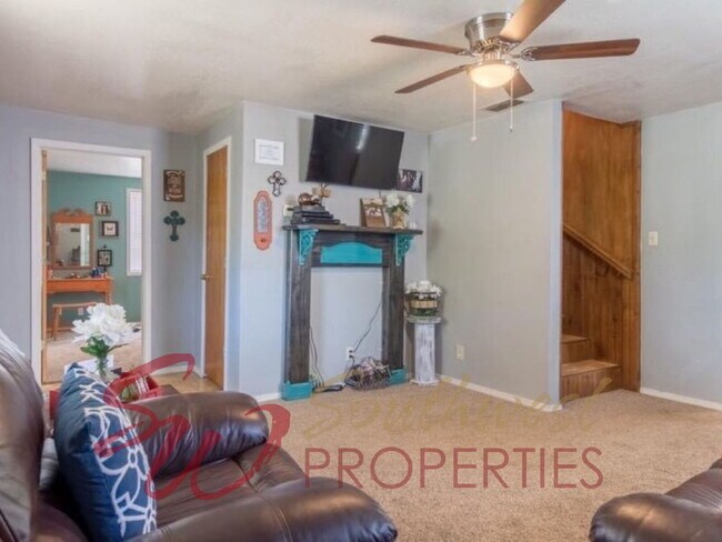 Building Photo - 2 Bedrooms Upstairs + 1 Downstairs, 1 Bath, Close to Downtown!