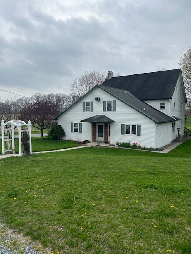 Building Photo - Large 5 bedroom 3 bath farmhouse in Northe...