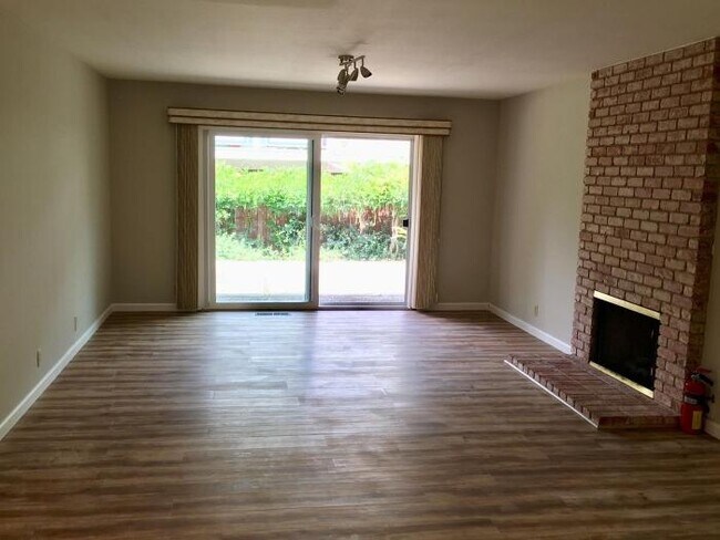 Building Photo - 3 bedroom in Redwood City CA 94061