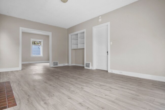 Building Photo - 212 N 16th Ave