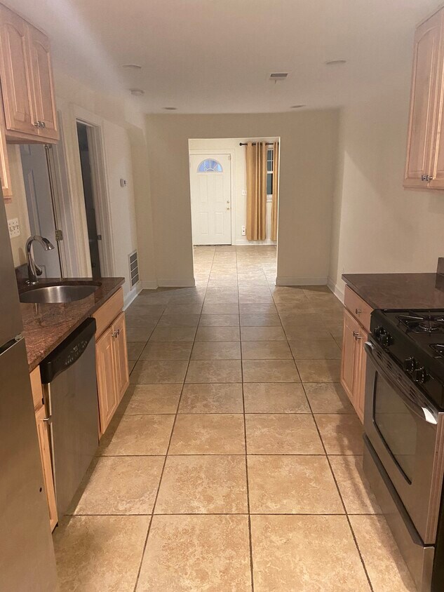 Foto principal - 649 Lexington Pl NE