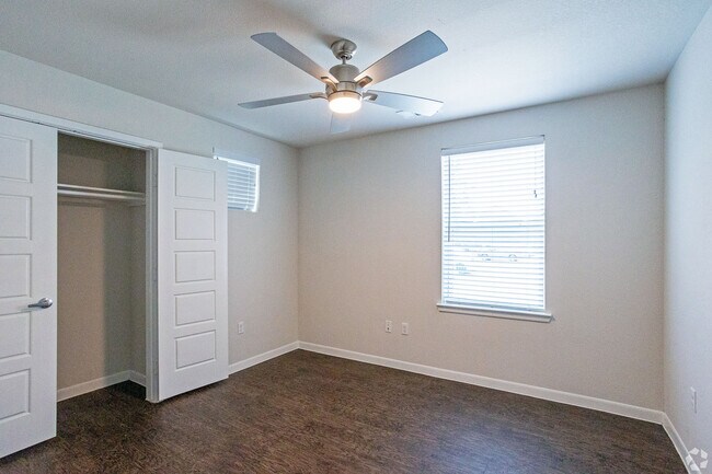 Foto del edificio - 3300 Oak Creek Dr