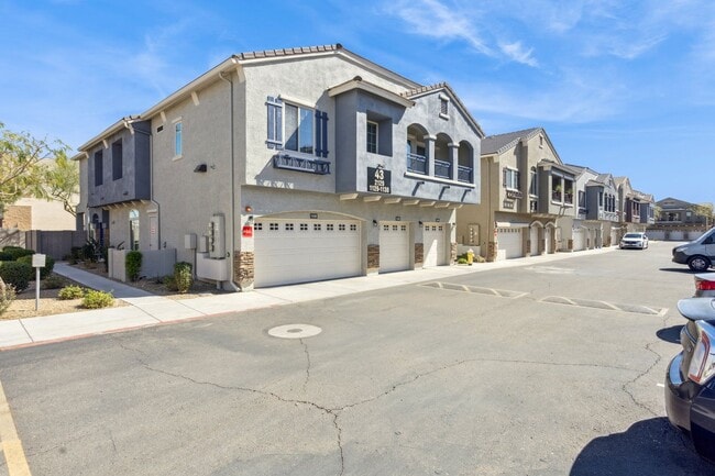 Building Photo - Gorgeous Condo