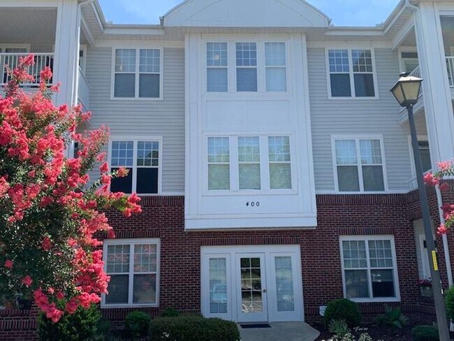Foto del edificio - 426 Eyam Hall Ln