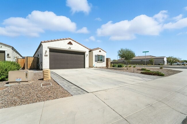 Building Photo - Stunning new build in Glendale, AZ!