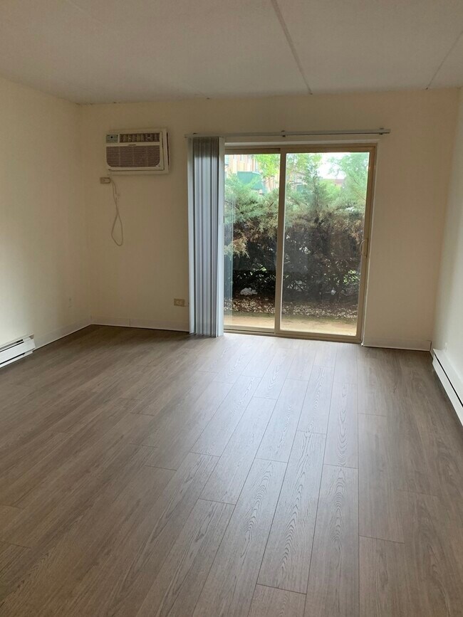 Foto del edificio - 230 Springhill Dr