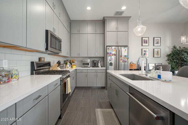 Foto del edificio - 6301 N 12th St