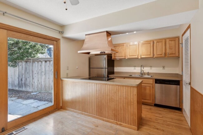 Foto del edificio - Edina Townhome w/ Pool!