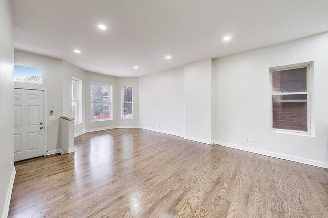 Foto del edificio - 2330 N Greenview Ave