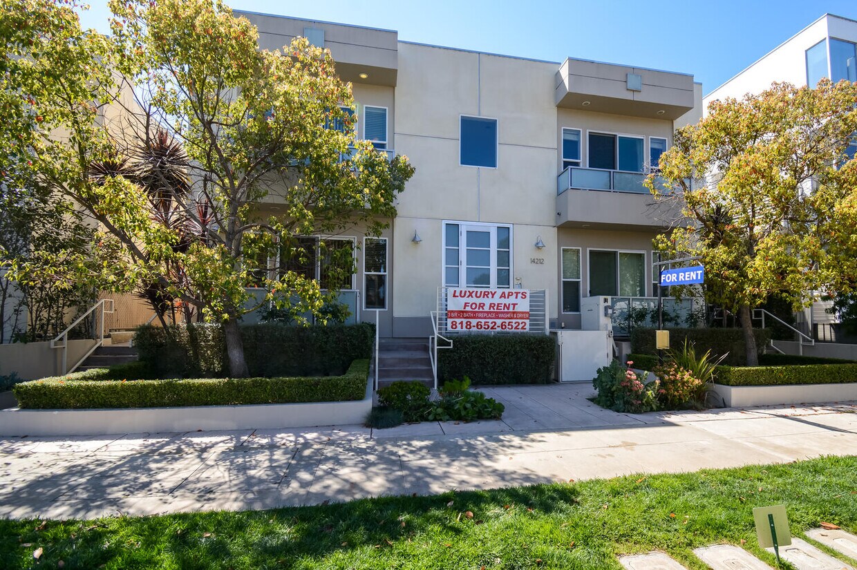 Front of Building - 14212 Riverside Dr