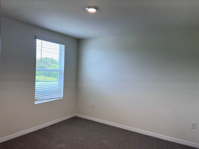 Building Photo - 5 Bedroom, 3 Bathroom house in Riverview.