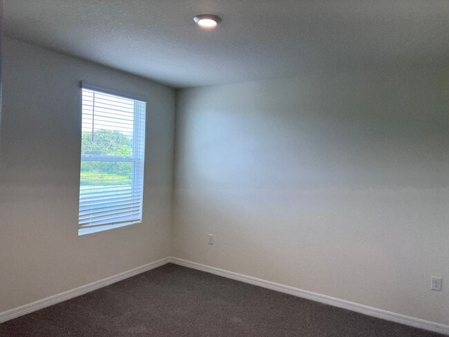 Foto del edificio - 5 Bedroom, 3 Bathroom house in Riverview.