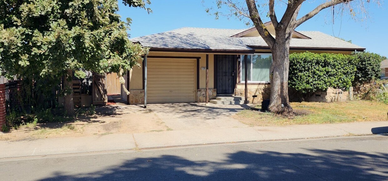 Primary Photo - Large and Lovely Fully Renovated 2 Bedroom...