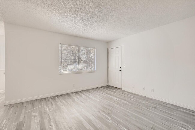 Foto del edificio - MOVE IN SPECIAL! HALF OFF FIRST MONTH'S RENT - Lovely 2 Bedroom Condo Near the Strip!
