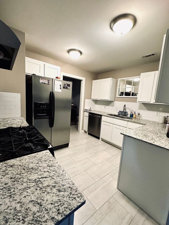 Foto del edificio - 3 BEDROOM 2 FULL BATH HOME LOCATED IN PEA ...