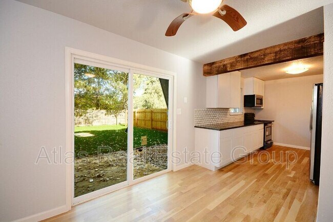 Foto del edificio - 4521 Driftwood Pl