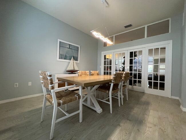 Formal dining - 2830 Surfside Blvd