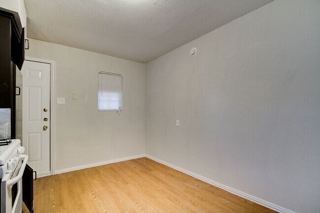 Building Photo - *1 Month Free Rent w/ 24month lease. Good ...