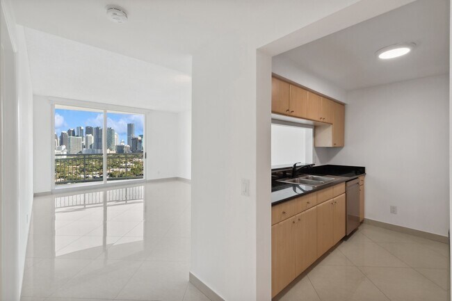 Building Photo - 2475 Brickell Ave