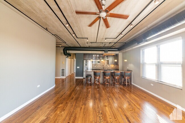Foto del edificio - Don't miss out on this sunny 2B 2B unit av...