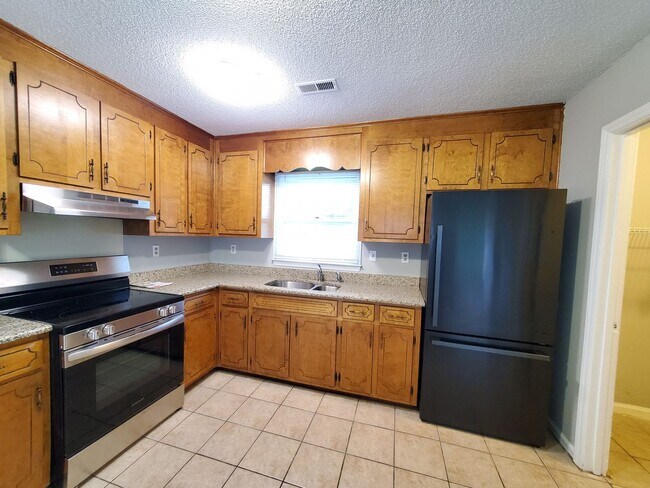 Foto del edificio - Beautiful 2 Bedroom 1 Bath Duplex Available for Rent in Charlotte, NC 28215