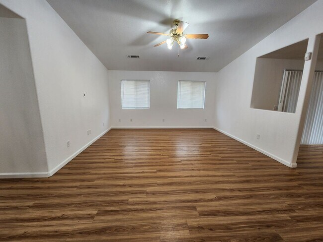 Building Photo - New Rent Special! Don't miss out! This hom...