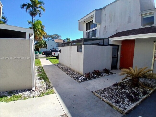 Building Photo - 15820 SW 91st Ct