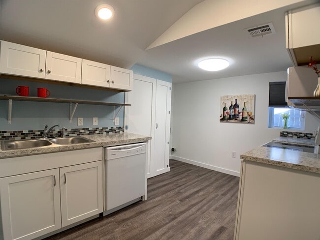 Building Photo - 404 N Findlay Ave
