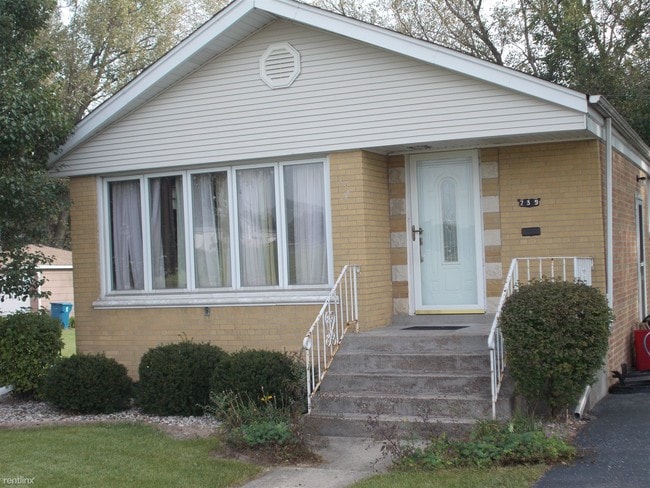 Building Photo - 739 Chicago Rd
