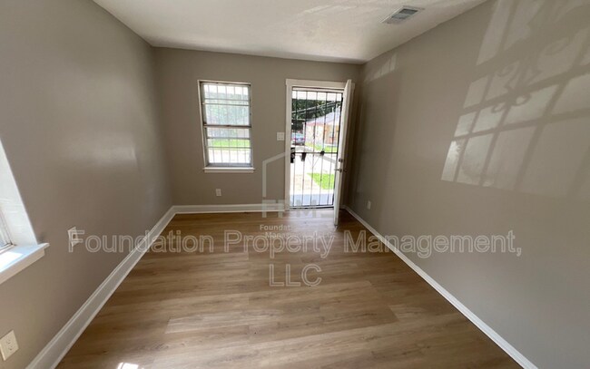 Building Photo - 2402 Shasta Ave