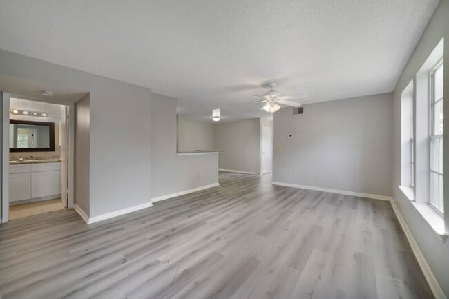 Foto del edificio - 6178 Westgate Dr