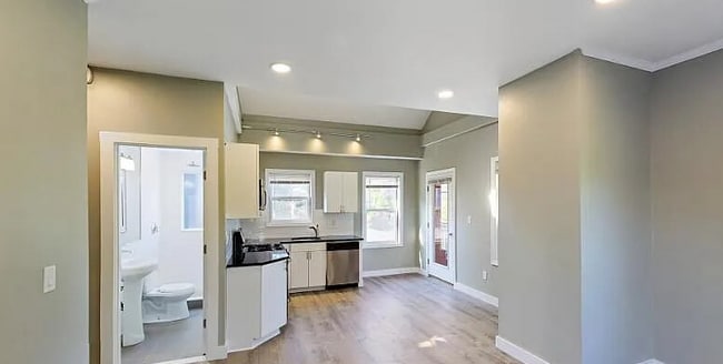 Building Photo - 17 Ashley St