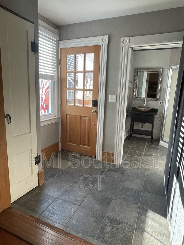 Foto del edificio - 26 Academy Ln