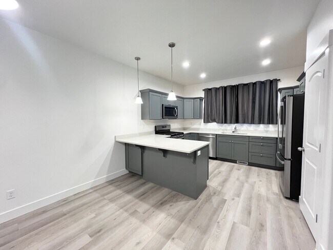Building Photo - 3 Bed/2.5 Bath Townhome in Lehi