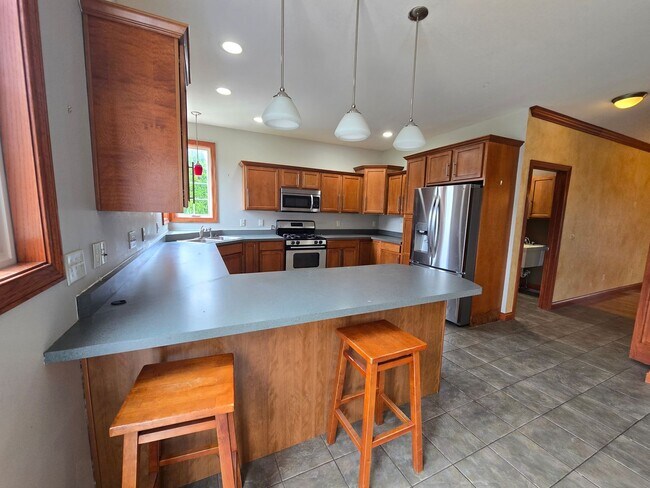 Building Photo - 4 Bedroom Home in Bloomington's East Side