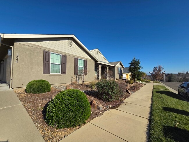 Building Photo - Home in Highland Park neighborhood with 3 car garage.