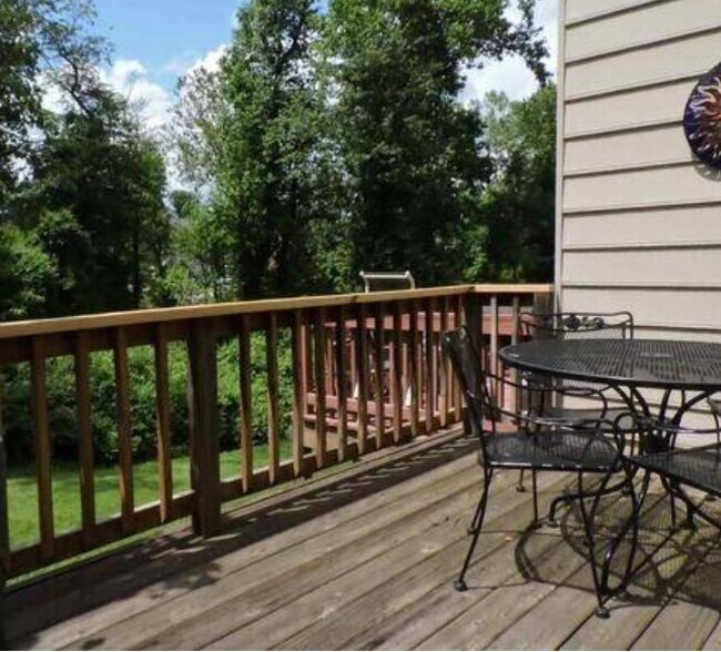 Building Photo - 956 Huntwood Ln