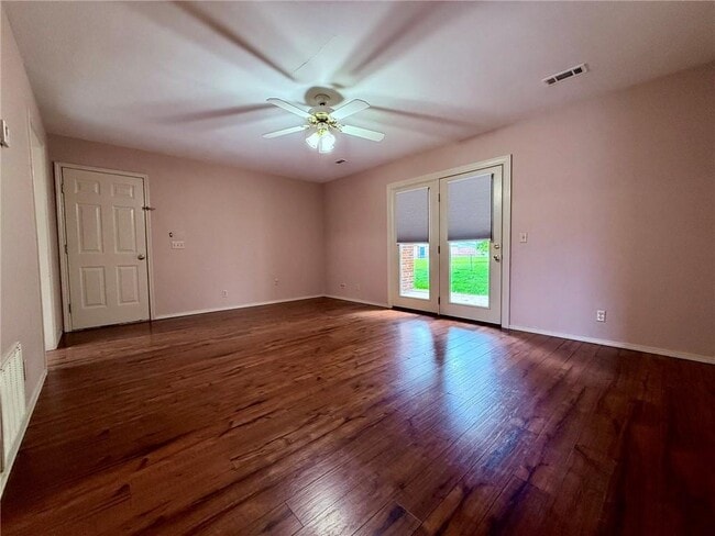 Building Photo - 1404 Camellia Dr