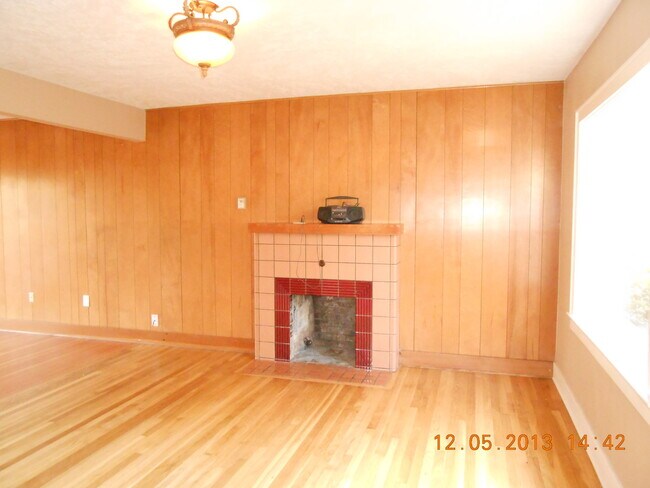 Building Photo - VIDEOTOUR: Beautiful Home with hardwood fl...