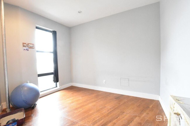 Foto del edificio - 740 Driggs Ave