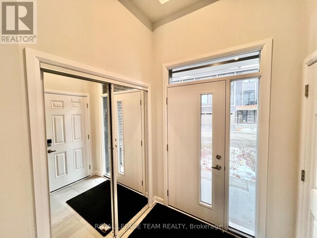 Building Photo - 305 Clearpath Private