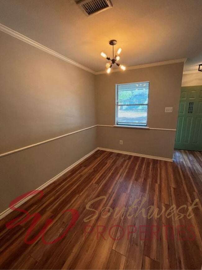 Building Photo - Super Cute 2 Bed Home Just 0.5 Miles from Campus