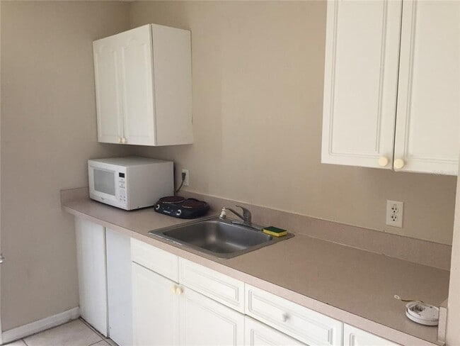 Building Photo - 2725 Fan Palm Dr