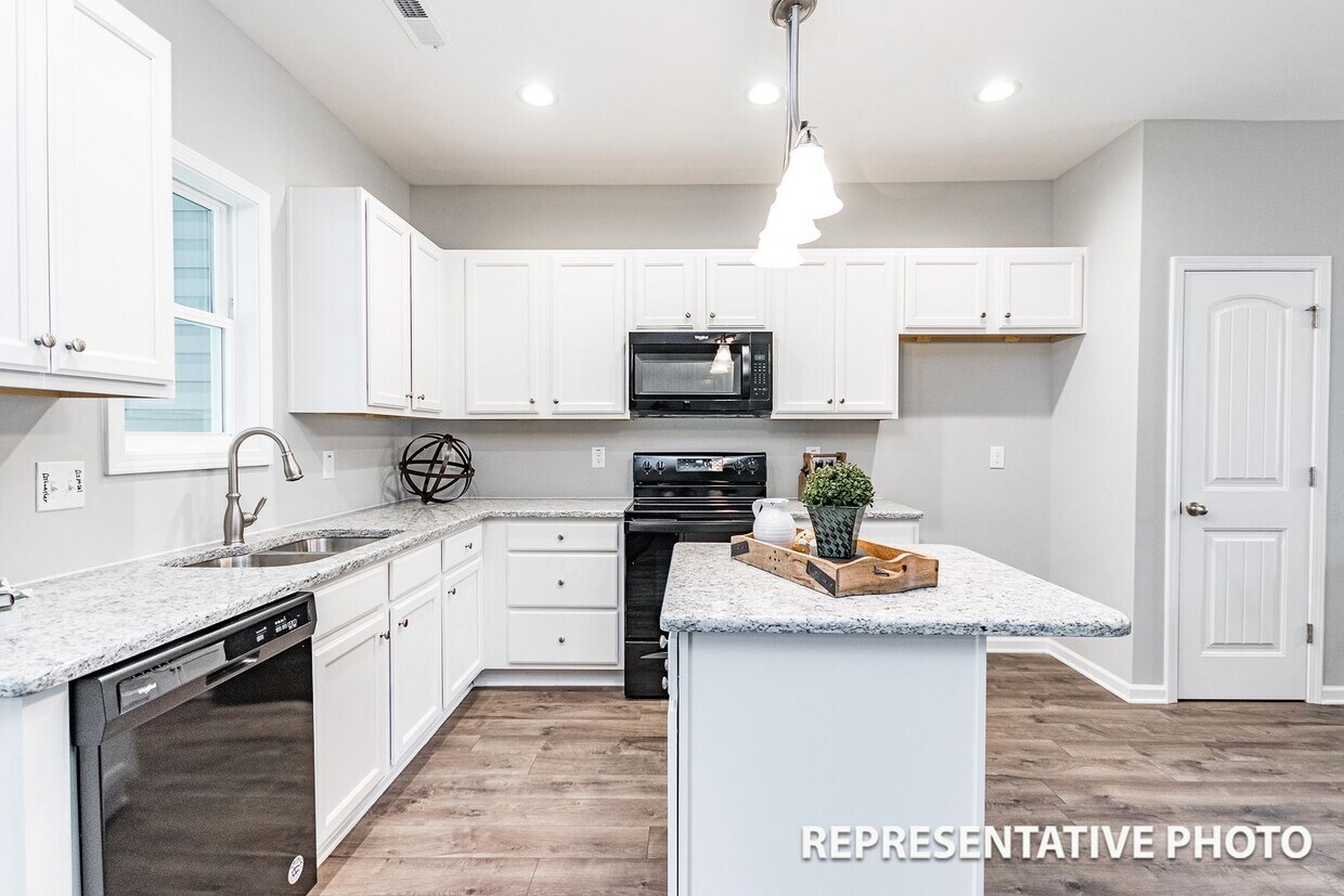 Foto principal - 3 Bedroom Triplex in Smithfield!