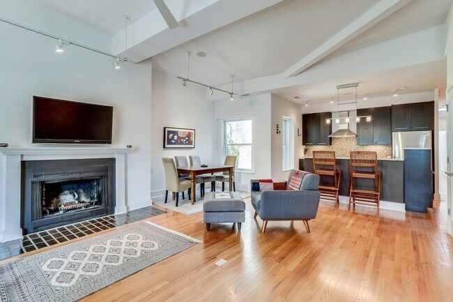Foto del edificio - Stunning Sun-Drenched Penthouse in Perfect...