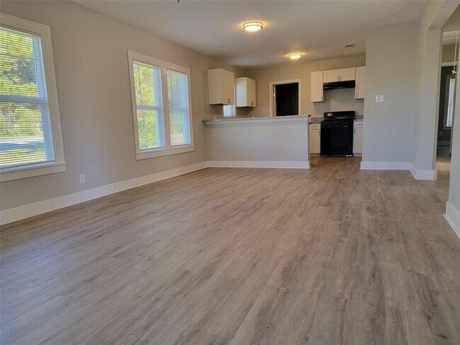 Building Photo - BEAUTIFUL RECENTLY REMODELED 3 BEDROOM 2 B...