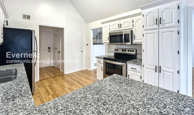 Building Photo - 928 SE 12 Terrace