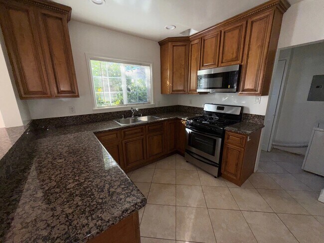 Building Photo - 14641 Moorpark St