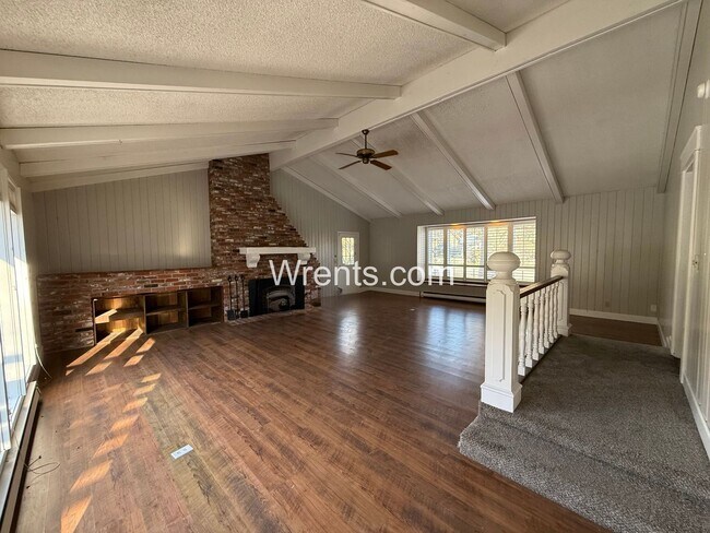 Foto del edificio - Spacious 6-Bedroom Home with Pool & Multiple Fireplaces – Great Northside Location!